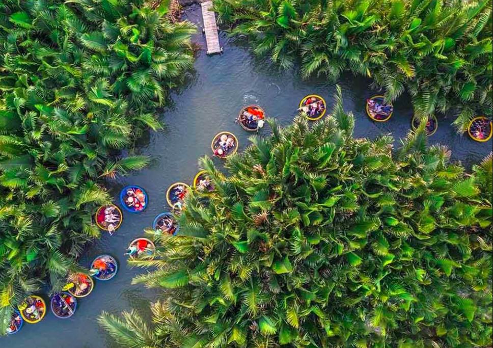 Khung cảnh sông nước thơ mộng với hàng dừa nước bao quanh ở Cẩm Thanh